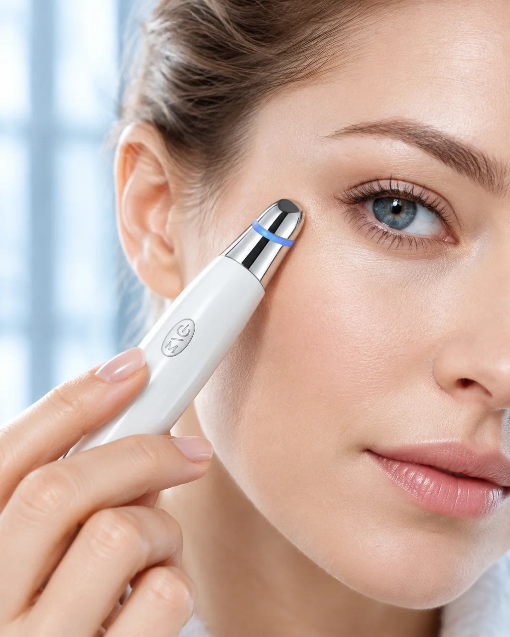 Photo éditoriale de détail : main féminine mature utilisant le Stylo Regard Lisse avec un geste lége