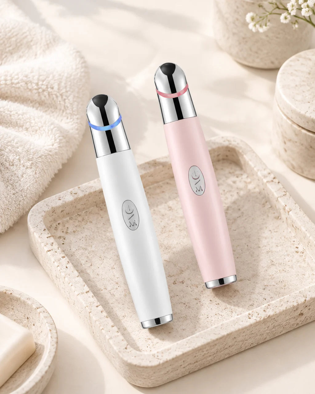 Photo produit premium : Stylo Regard Lisse blanc et rose présentés ensemble sur un plateau de salle