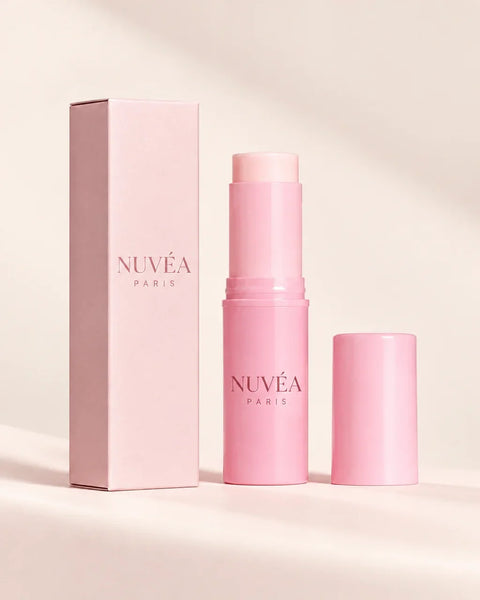 Baume Éclat Nomade NUVÉA PARIS présenté sur fond crème rosé